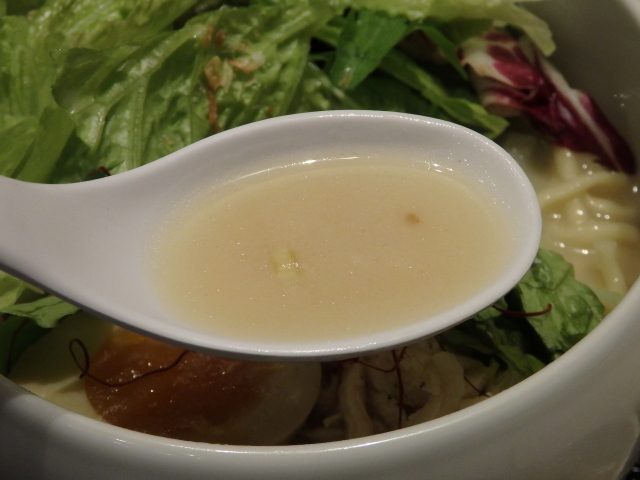 鶏白湯らーめん自由が丘蔭山（武蔵村山）の「野菜いっぱい鶏白湯塩そば」のスープ